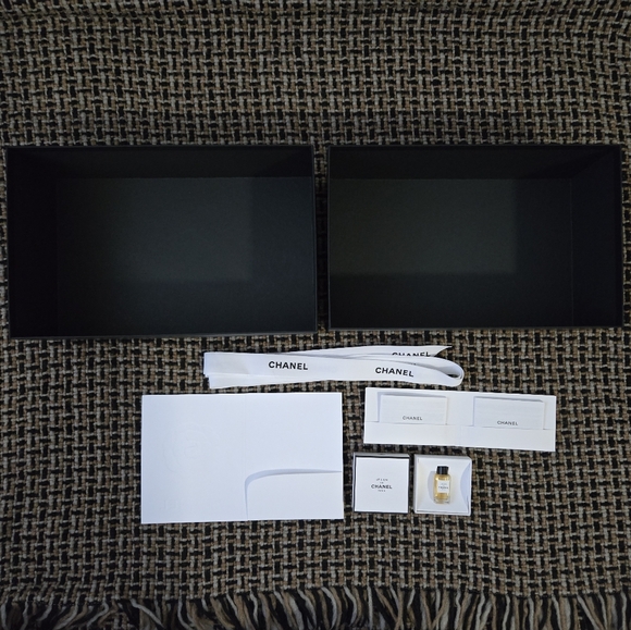 Chanel Gift Box - Picture 2 of 3
